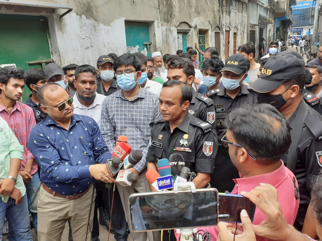 র‌্যাবের অভিযানে খুলনায় সয়াবিন ওপামওয়েল তেলের অবৈধ্য মজুদ উদ্ধার