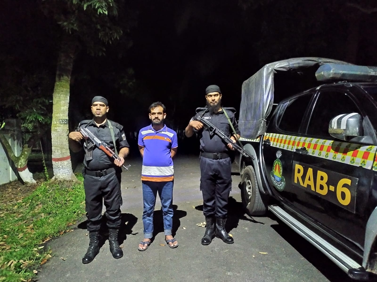 র‌্যাবের অভিযানে যশোরে ইয়াবাসহ মাদক ব্যবসায়ী গ্রেফতার