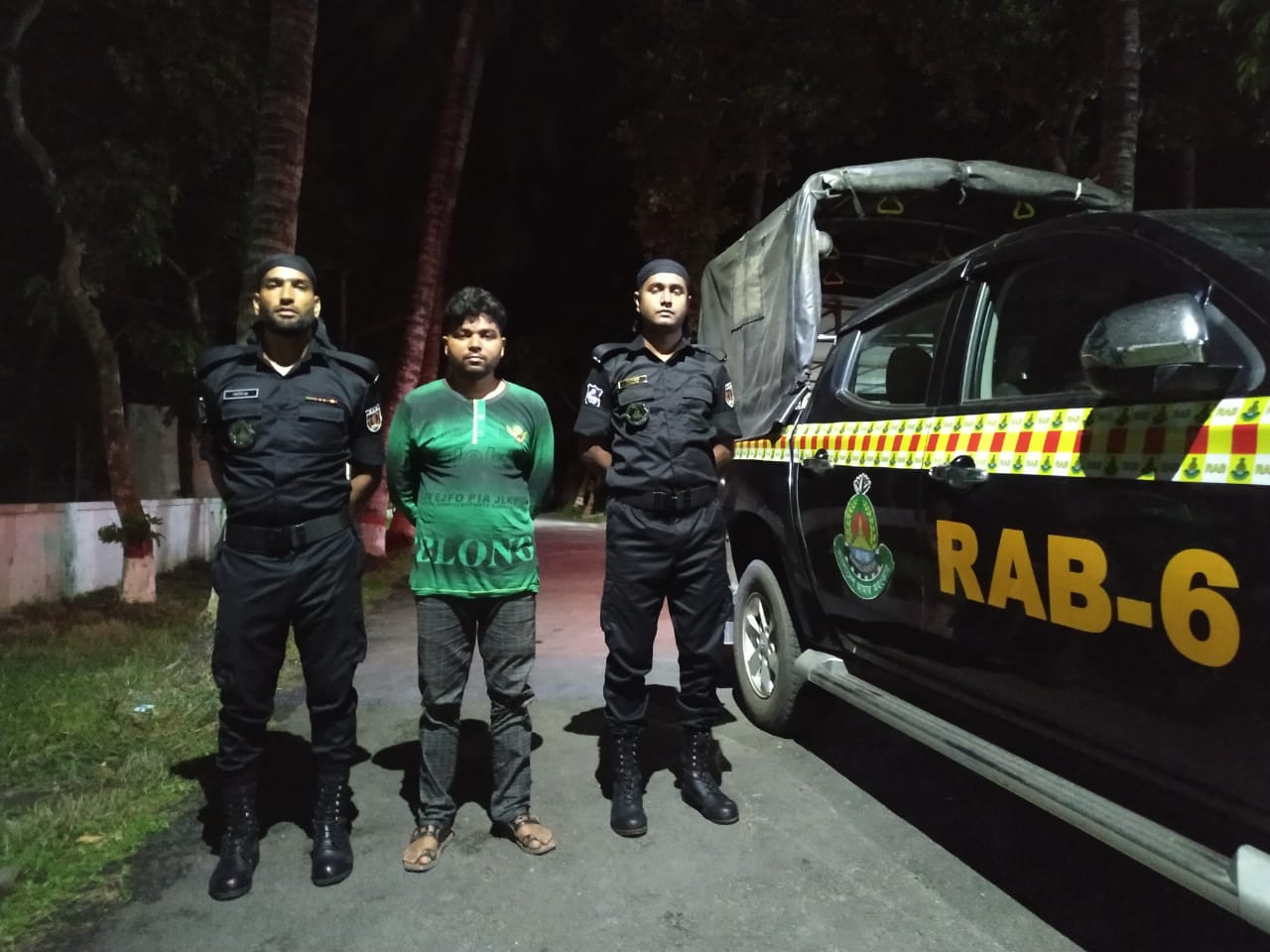 র‌্যাবের হাতে পিস্তলসহ সন্ত্রাসী গ্রেফতার