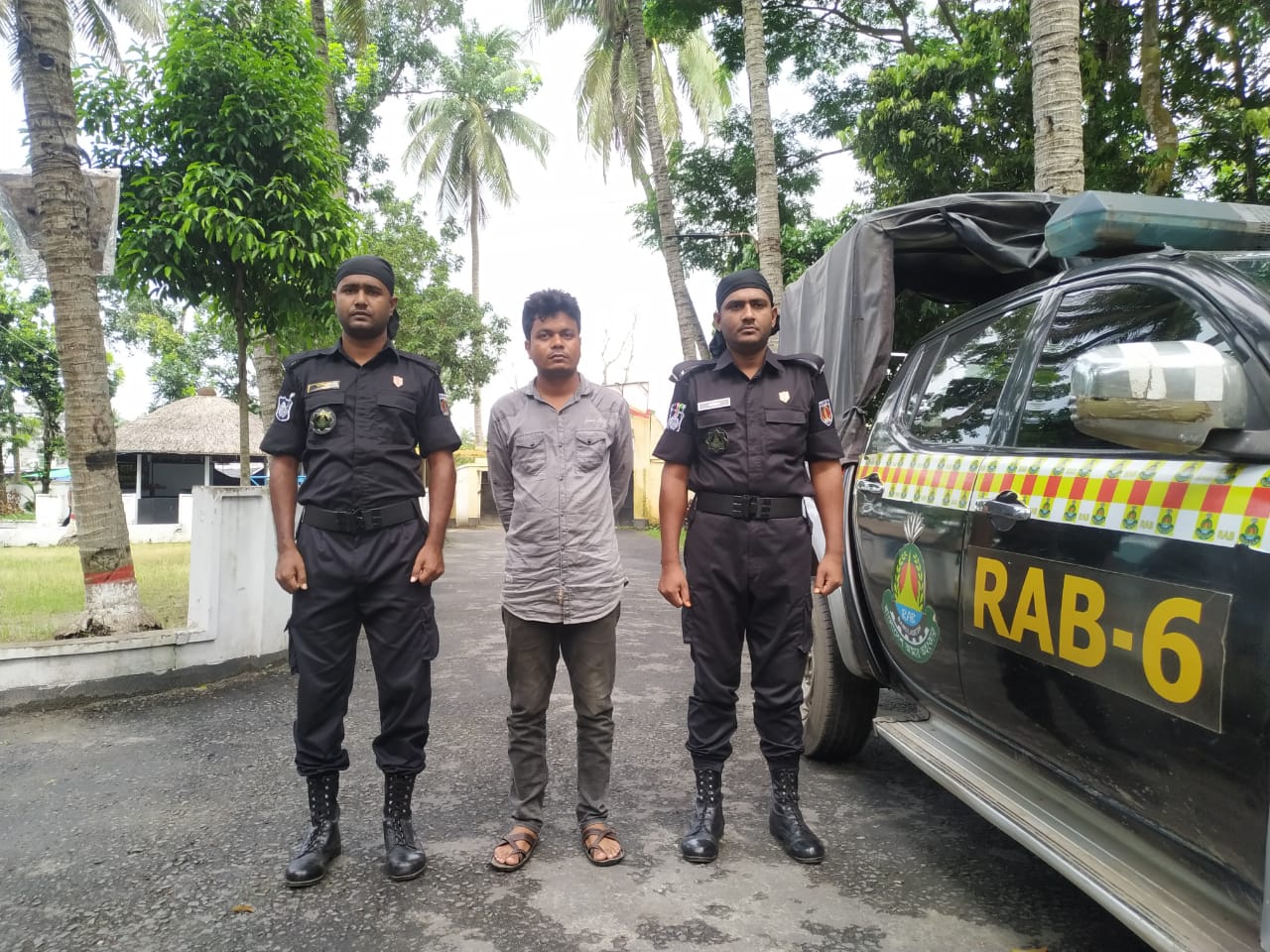 সাতক্ষীরায় অস্ত্রসহ সন্ত্রাসী গ্রেফতার