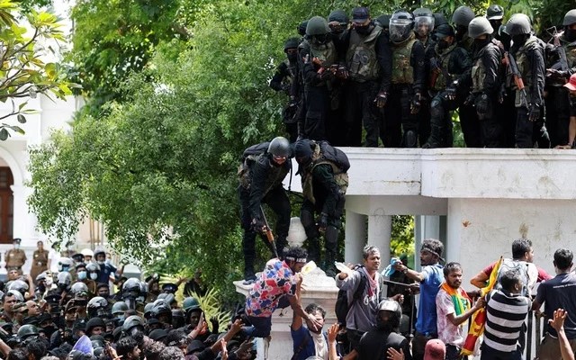 শ্রীলঙ্কার প্রধানমন্ত্রীর কার্যালয় বিক্ষোভকারীদের দখলে