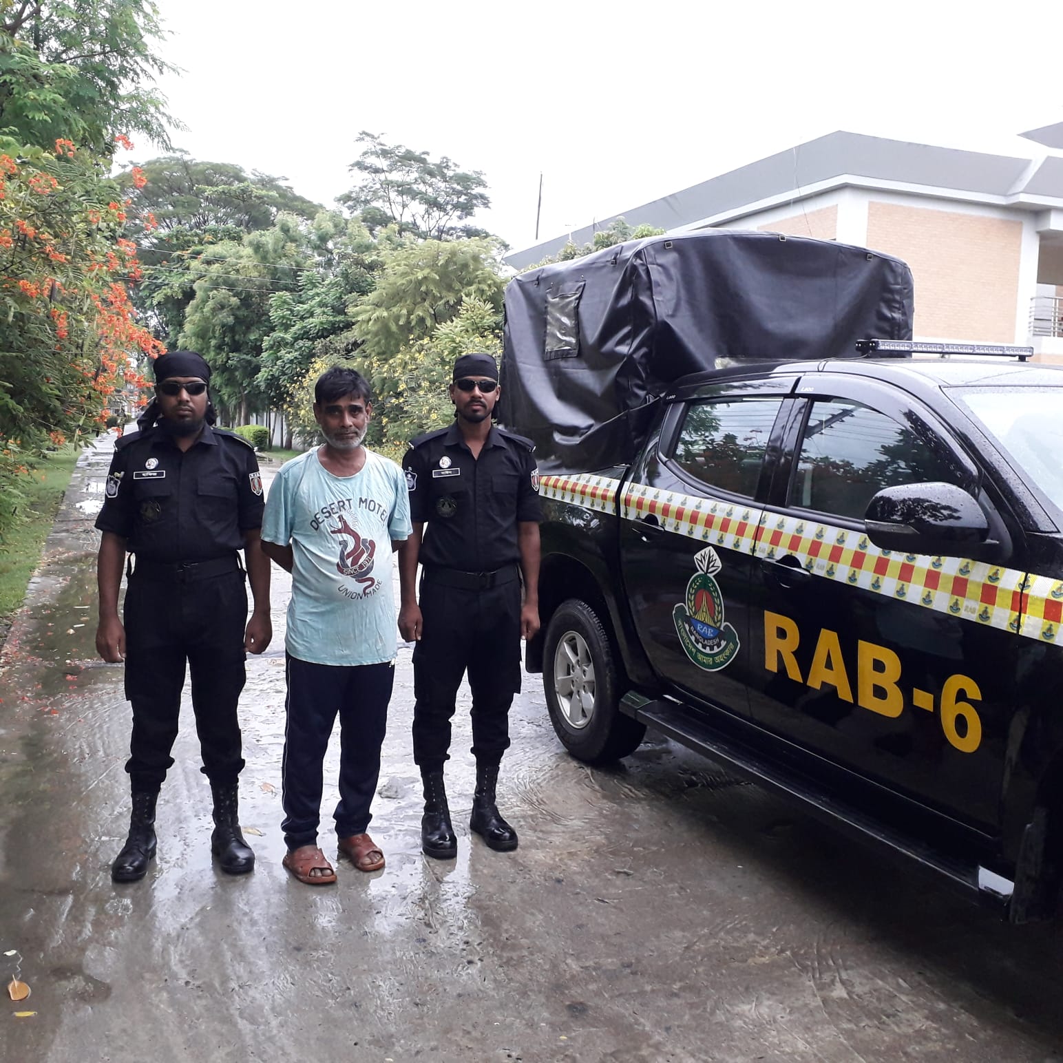 র‌্যাবের অভিযানে ইয়াবাসহ মাদক ব্যবসায়ী গ্রেফতার