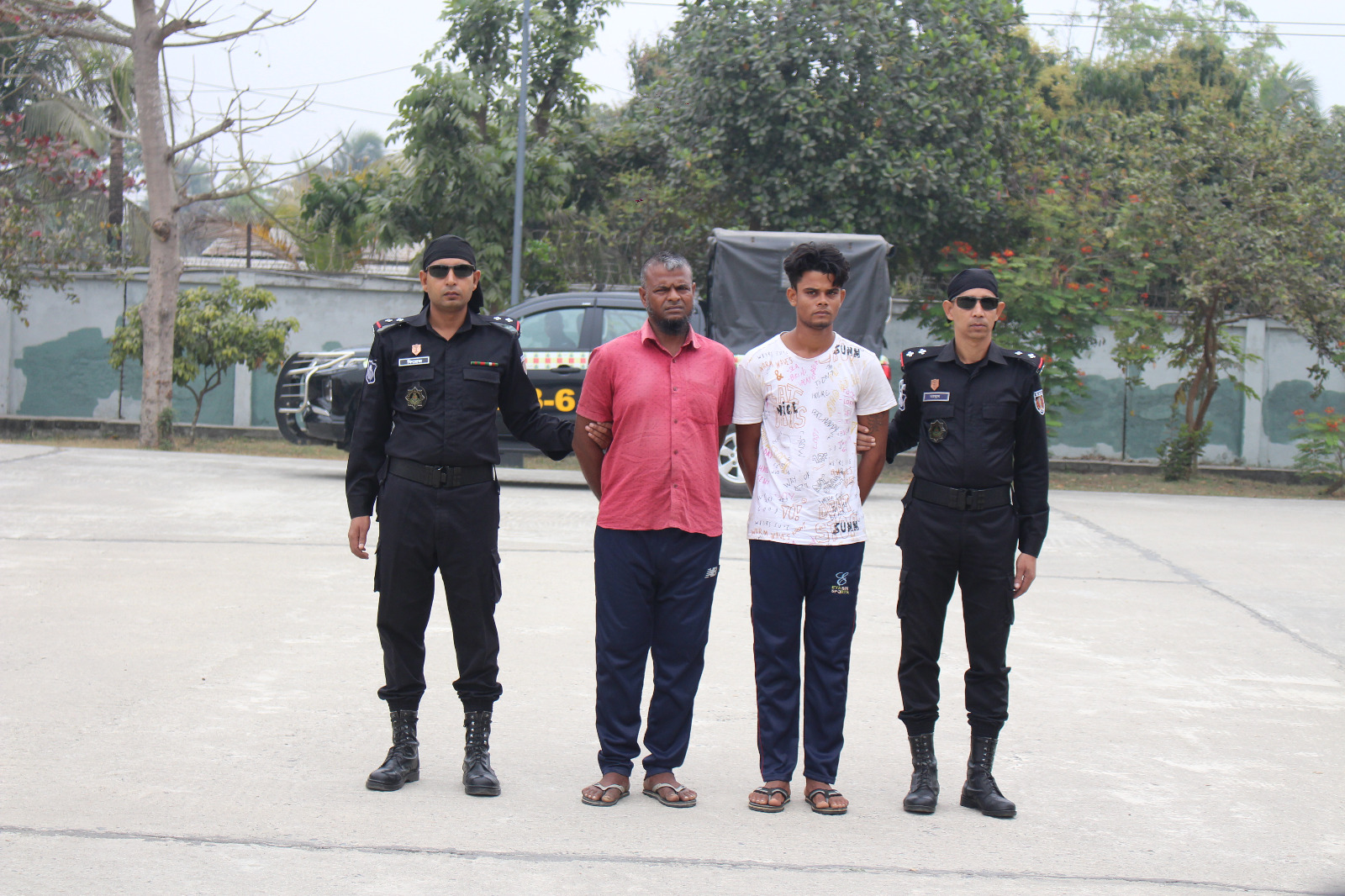 র‌্যাবের হাতে বাঘের চামড়াসহ ২বাঘ শিকারী গ্রেফতার