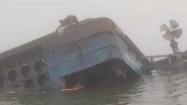 যাত্রী ও যানবাহন নিয়ে পদ্মায় ফেরি ডুবি