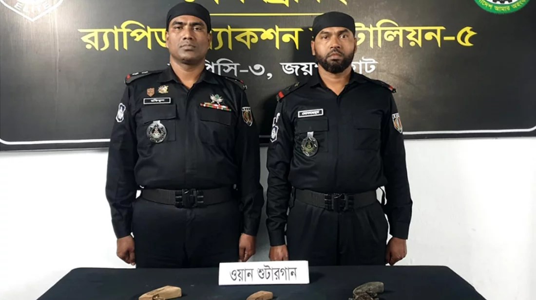 নওগাঁয় আলু ক্ষেত থেকে অস্ত্র উদ্ধার