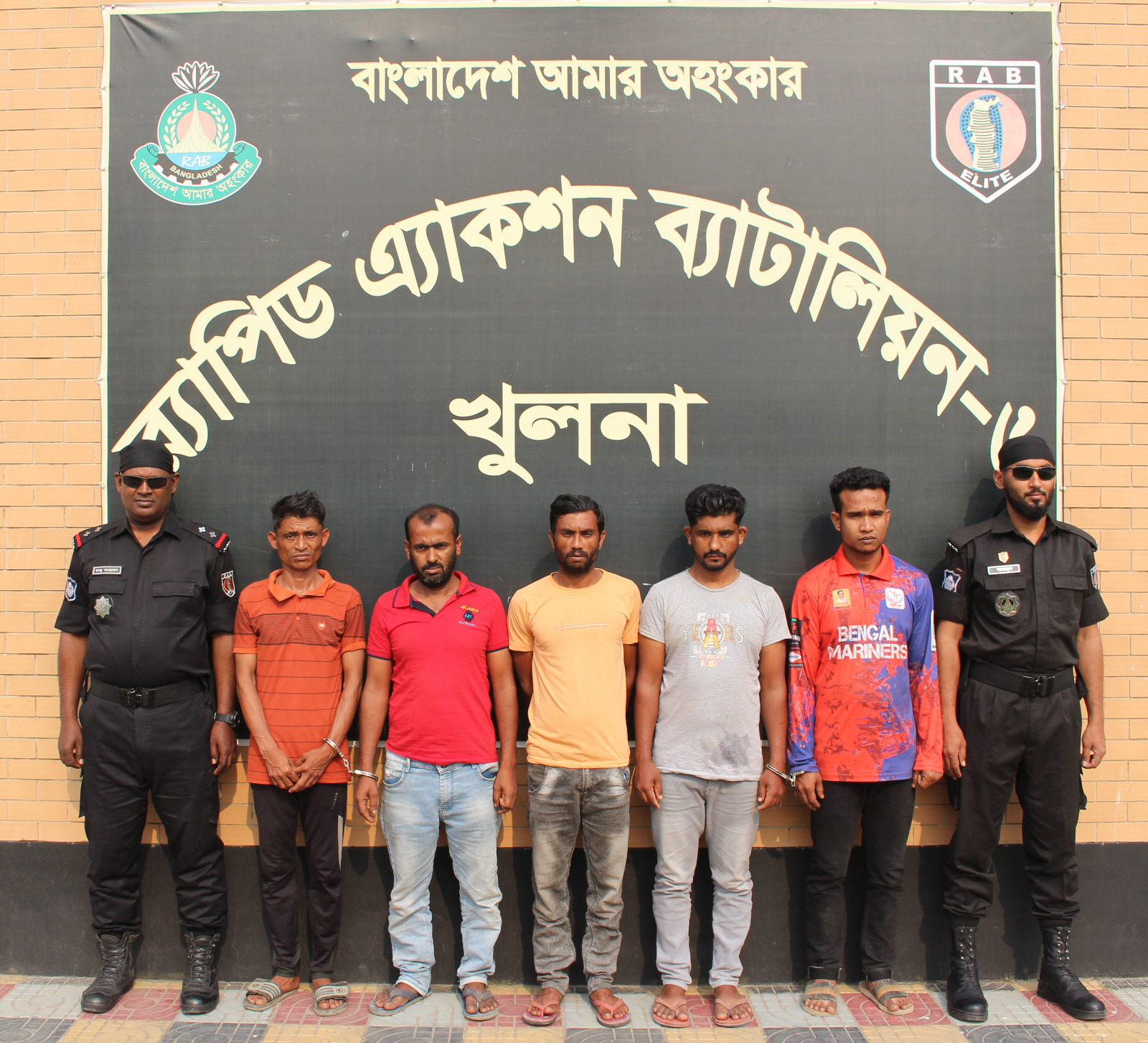 খুলনায় ডাকাতির প্রস্তুতিকালে অস্ত্র ও বোমাসহ গ্রেফতার-৫
