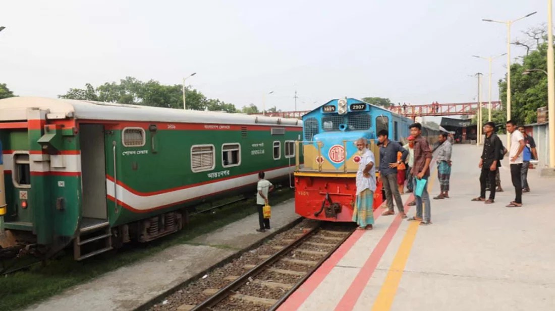 বগুড়ায় ট্রেন লাইনচ্যুত হয়ে উত্তরবঙ্গের রেল যোগাযোগ বন্ধ