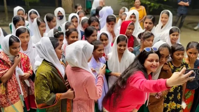 পরীমণির বাড়ির সামনে শিক্ষার্থীদের ভিড়