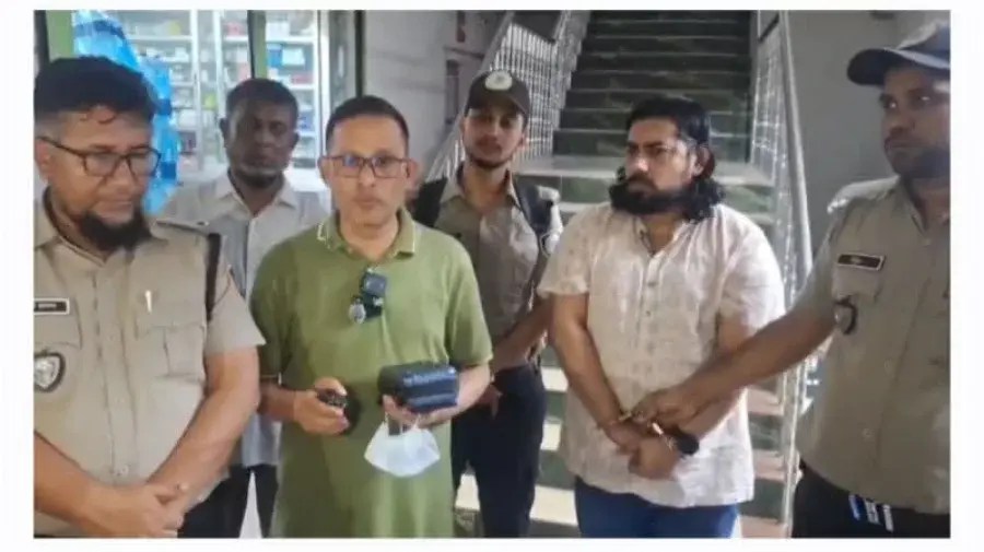 হাসপাতালে অভিযান চালিয়ে ইয়াবাসহ চিকিৎসক গ্রেফতার