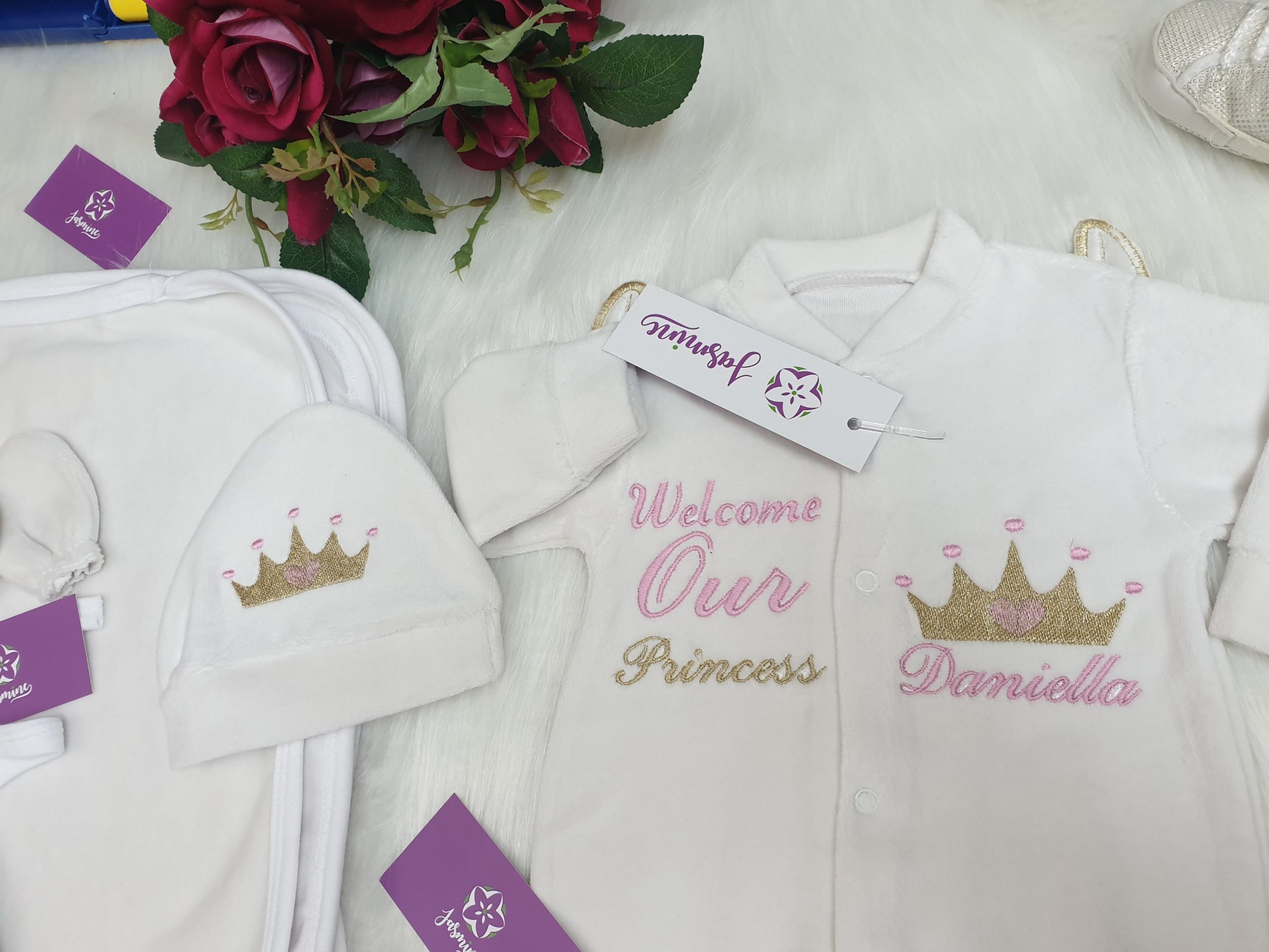 طقم قطيفة ٥ قطع : اسم دانيللا Daniella "welcome our princess " - Image 3