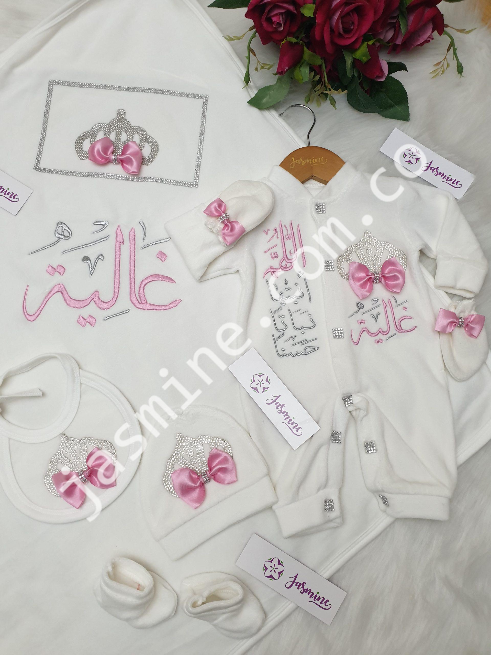 طقم ولادة وسبوع تصميم تاج استراس مع فيونكات وتطريز باسم غالية - Image 2