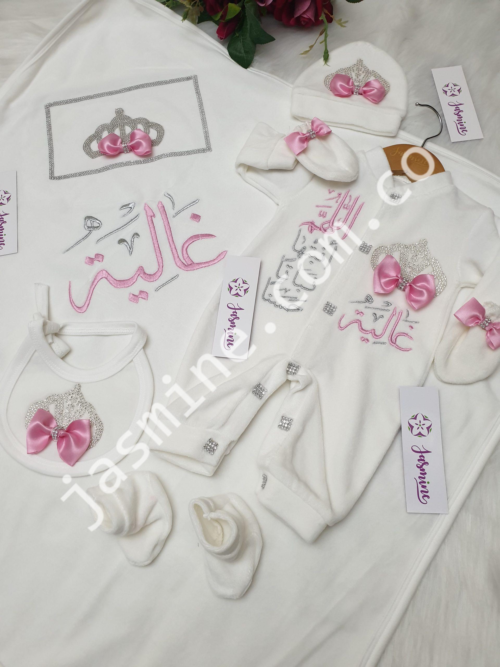 طقم ولادة وسبوع تصميم تاج استراس مع فيونكات وتطريز باسم غالية - Image 3