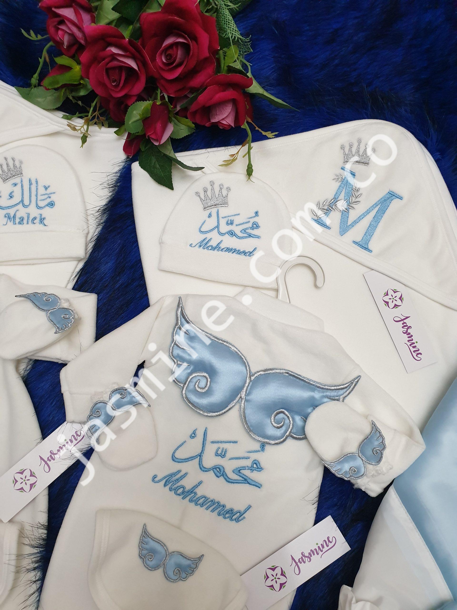 طقم سبوع وولادة تطريز باسم محمد + لحاف بورت دانتيل وستان ووتربروف - Image 3