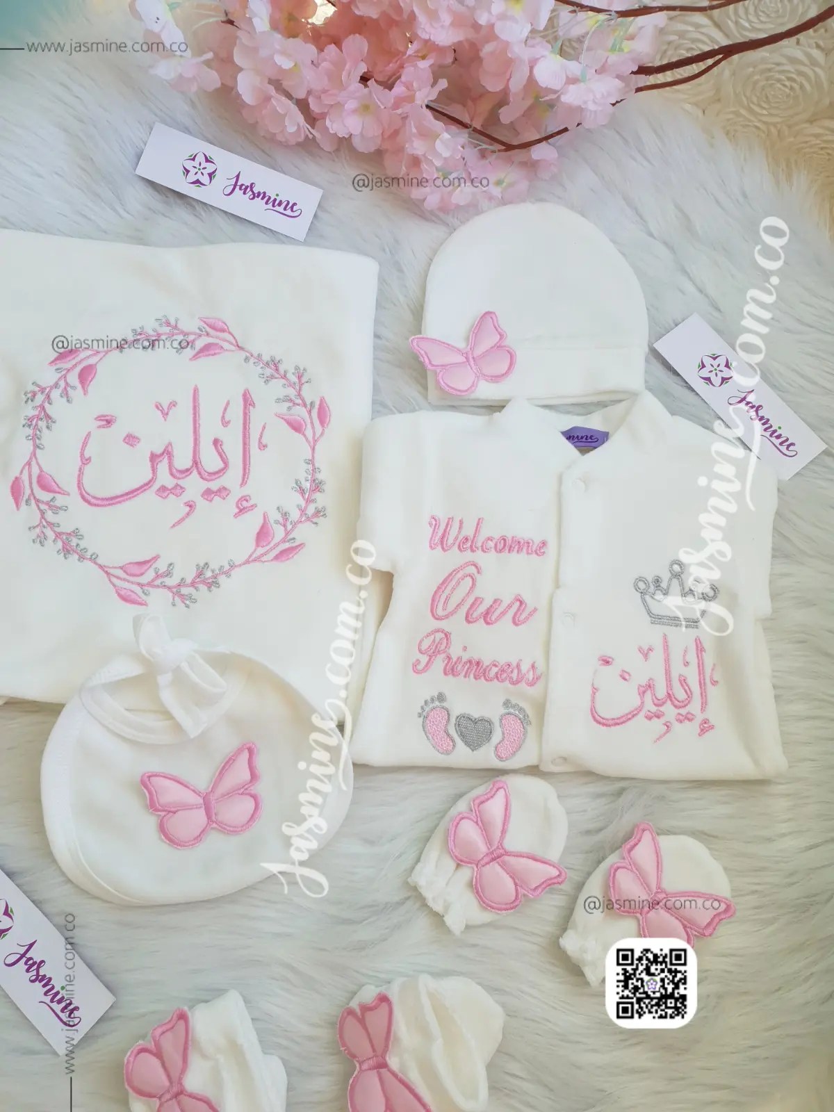 طقم استقبال مولود تطريز 6 قطع قطيفة شتوي (إيلين و إليانا) فراشات بارزة وورد