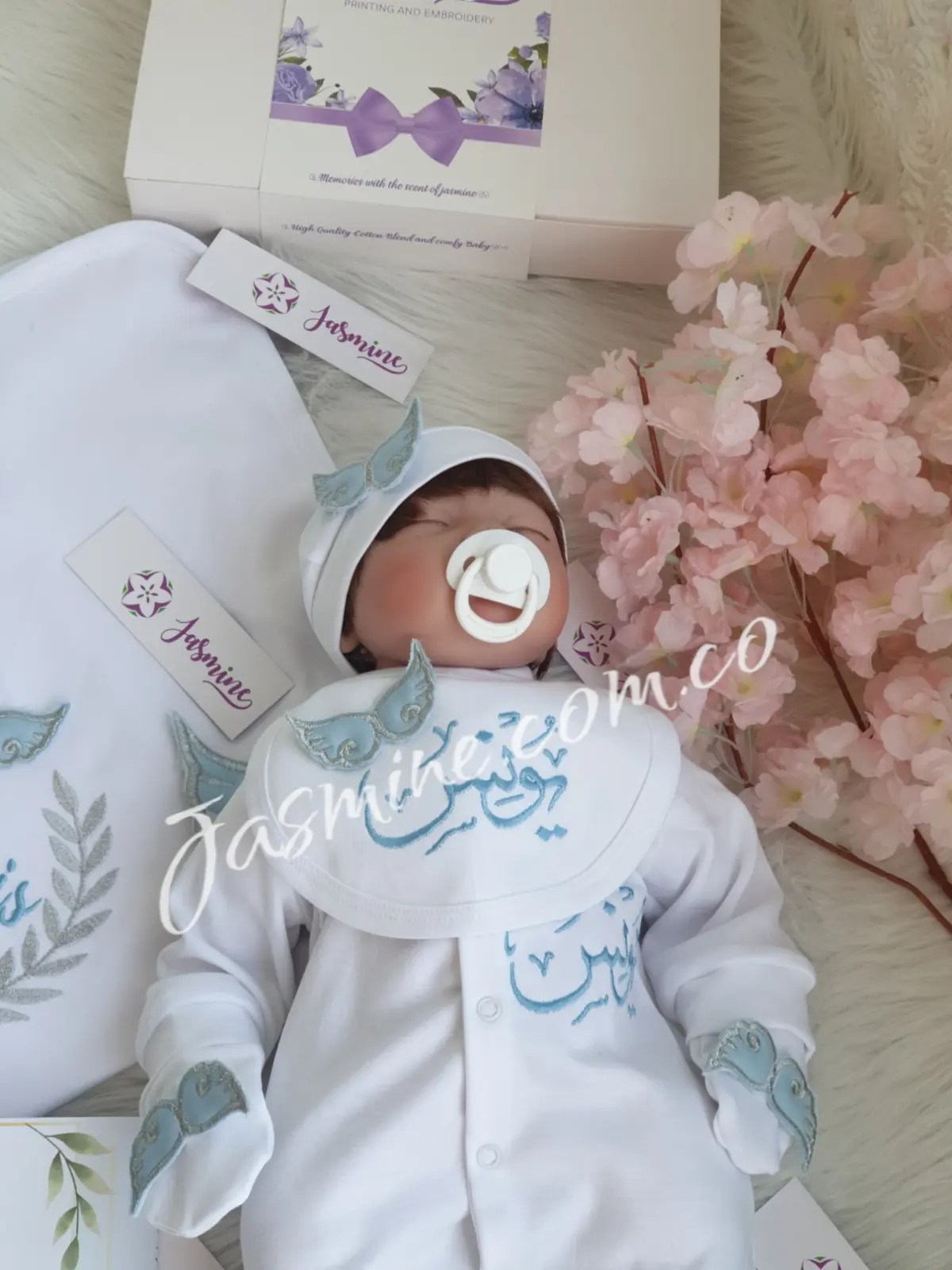 طقم مولود 6 قطع مطرز صيفي قطن بتصميم أجنحة اسم (يونس YOUNIS) Baby set 6 pieces embroidery wings