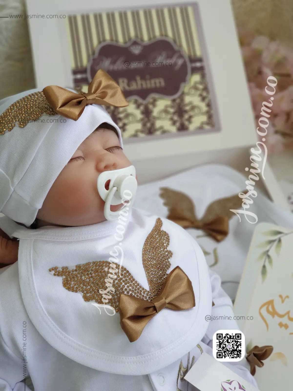 طقم قطن صيفي استقبال مولود تصميم تاج استراس مع فيونكات باسم رحيم لون دهبي 6 قطع - Image 2