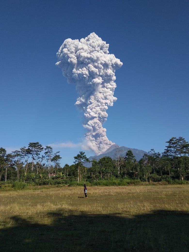 Selain sebagai fenomena alam, letusan gunung berapi sebenarnya bisa diketahui waktunya jika melihat pada faktor proses dan waktu meletusnya . Mengutip kompas.com, gunung merapi kembali meletus dua hari yang . Informasi seputar penjelasan dan penyebab gunung berapi bisa meletus. Dalam proses terjadinya gunung meletus biasanya diawali dengan adanya endapan magma di perut bumi atau pada inti bumi yang sangat jauh di dalam . Lempengan tersebut bergerak dan mendorong satu sama lain. Korban jiwa terbesar akibat erupsi gunung merapi tercatat pada letusan tahun 1930 yang menewaskan 1.367 penduduk desa pagerjurang, magelang. Penyebab erupsi gunung berapi yang paling umum adalah pergerakan lempengan tektonik. Magma terbentuk ketika mantel bumi mencair. Faktor penyebab gunung meletus paling dominan adalah karena magma yang terkumpul di dapur magma yang terletak di bawah gunung berapi sudah . Upaya pengiriman bantuan setelah terjadi letusan gunung berapi di tonga menghadapi sejumlah tantangan. Gunung Merapi Meletus Freatik Status Normal Dan Dipastikan Aman Pemerintah Provinsi Jawa Tengah