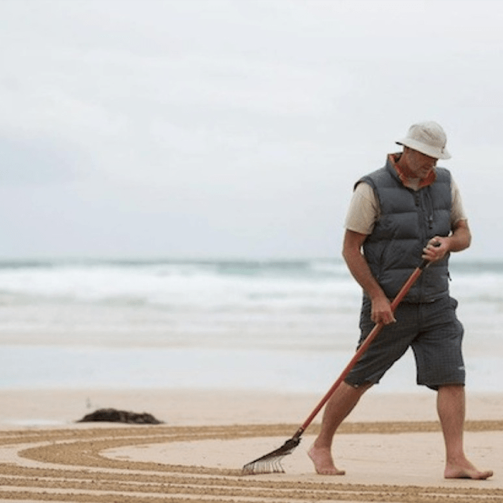 www.dailymail.co.uk/news/article-2271713/Eye-catching-sand-art-Cornish-coast-created-father-using-hands-rake.html
