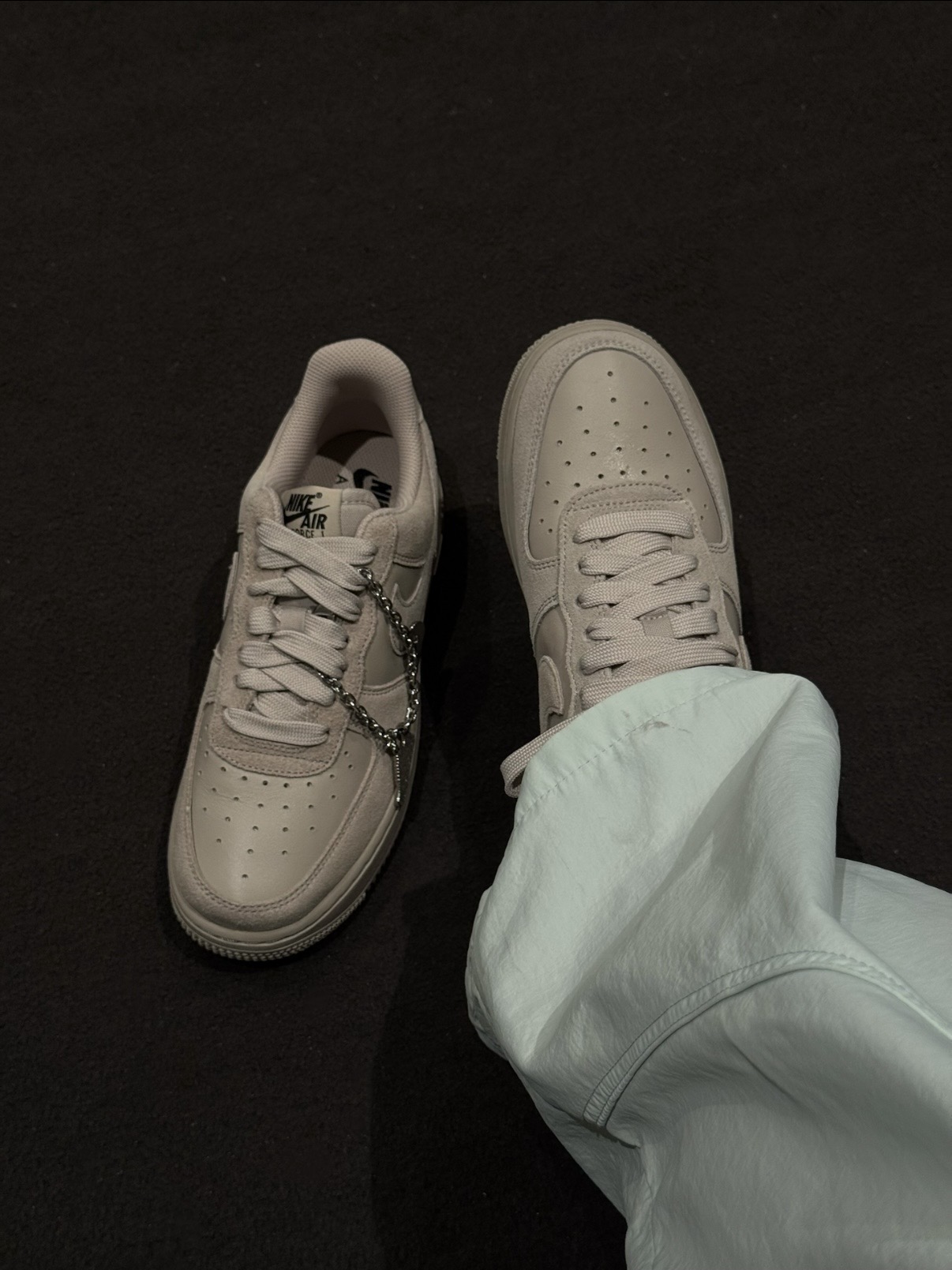 NIKE AIR FORCE 1 '07 AF1 沙色燕麥 奶灰 麂皮 金屬吊飾 女鞋 IV6042-236