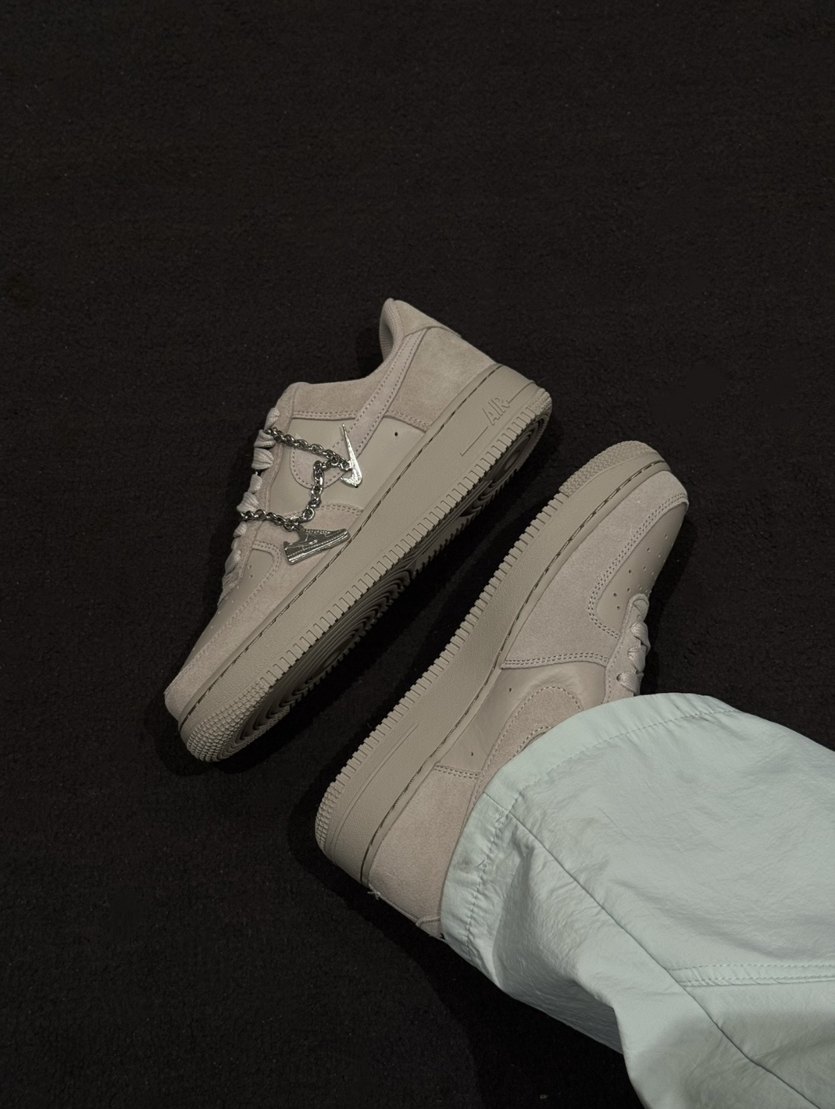 NIKE AIR FORCE 1 '07 AF1 沙色燕麥 奶灰 麂皮 金屬吊飾 女鞋 IV6042-236