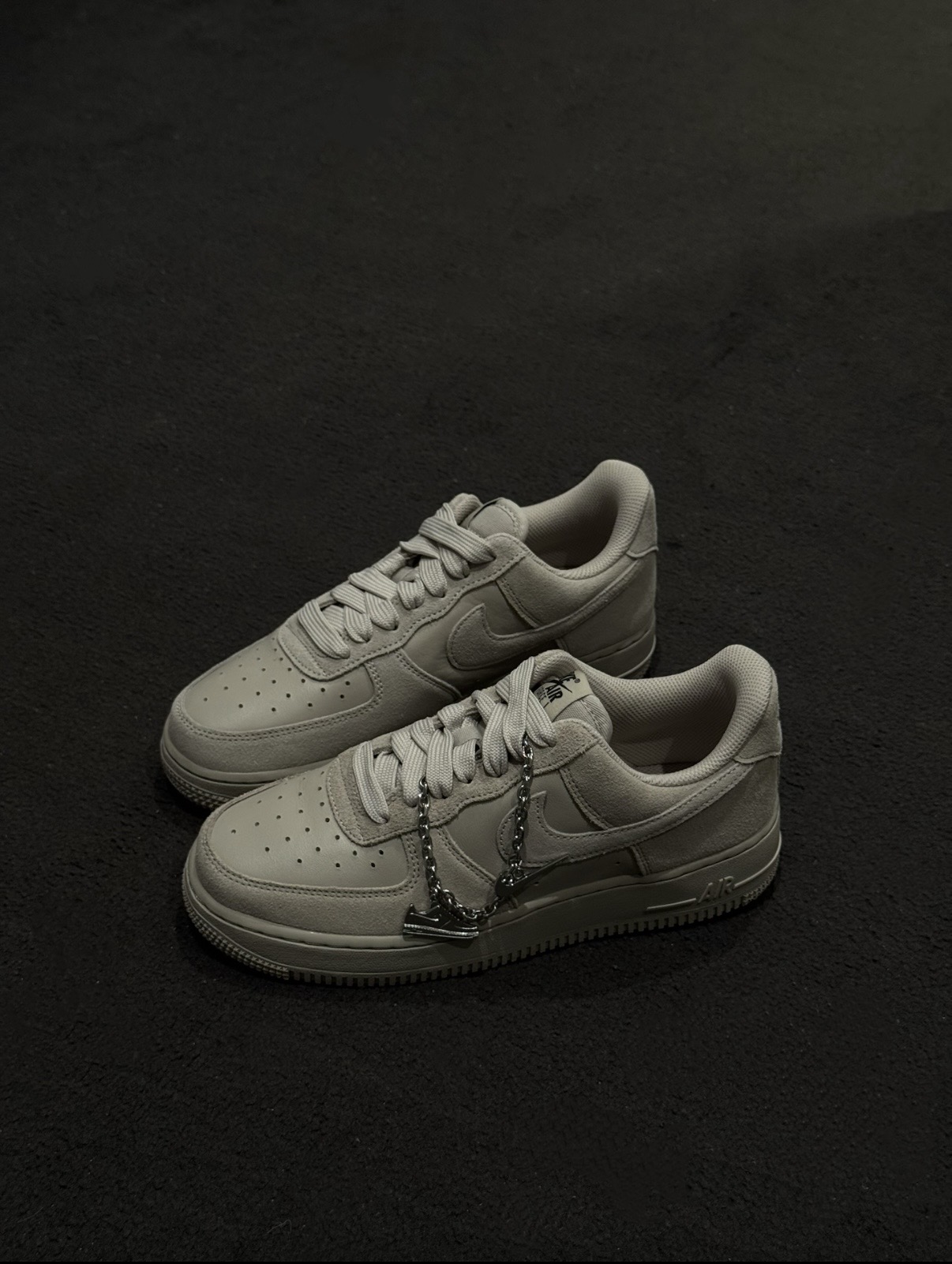 NIKE AIR FORCE 1 '07 AF1 沙色燕麥 奶灰 麂皮 金屬吊飾 女鞋 IV6042-236