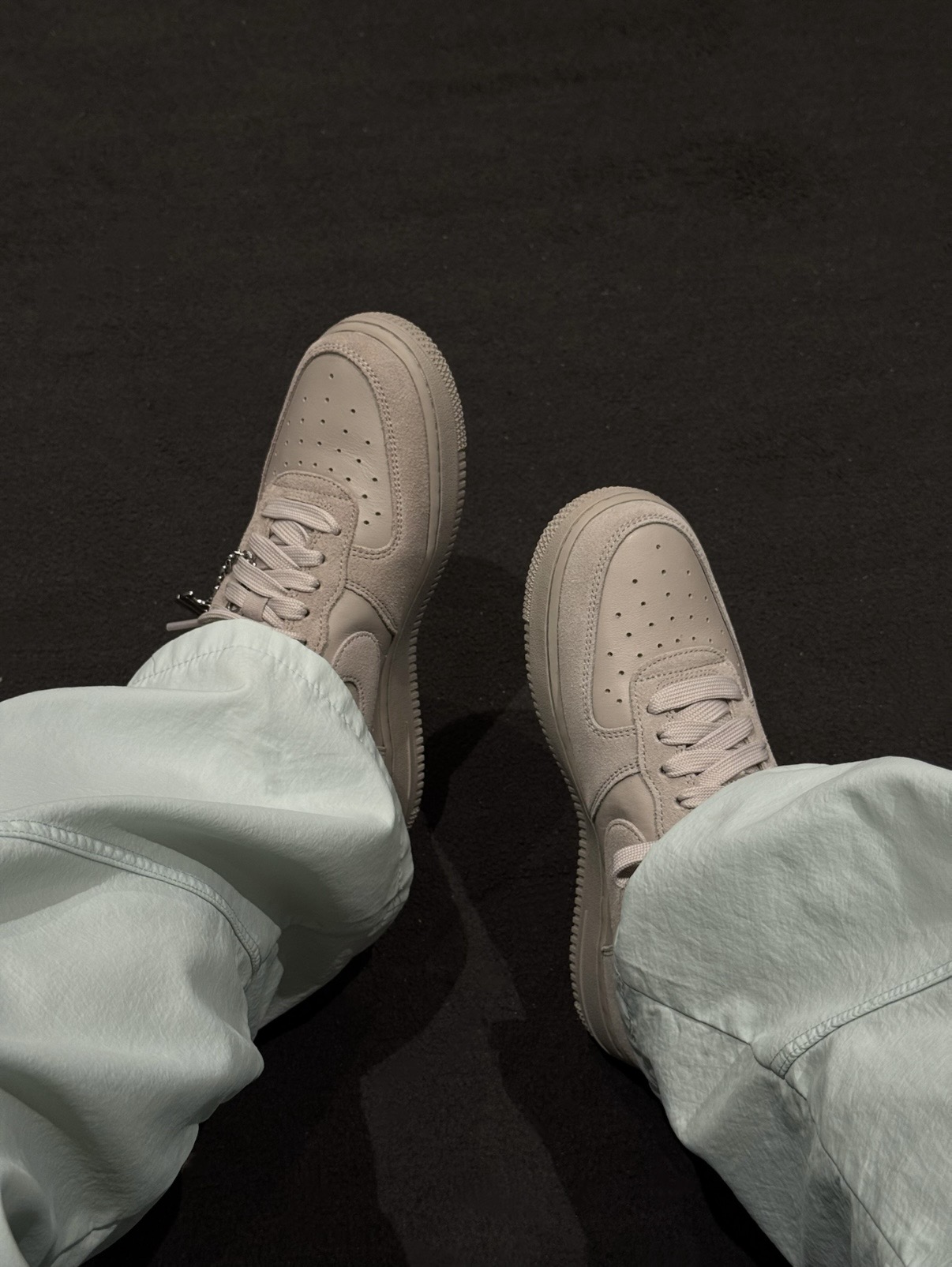 NIKE AIR FORCE 1 '07 AF1 沙色燕麥 奶灰 麂皮 金屬吊飾 女鞋 IV6042-236
