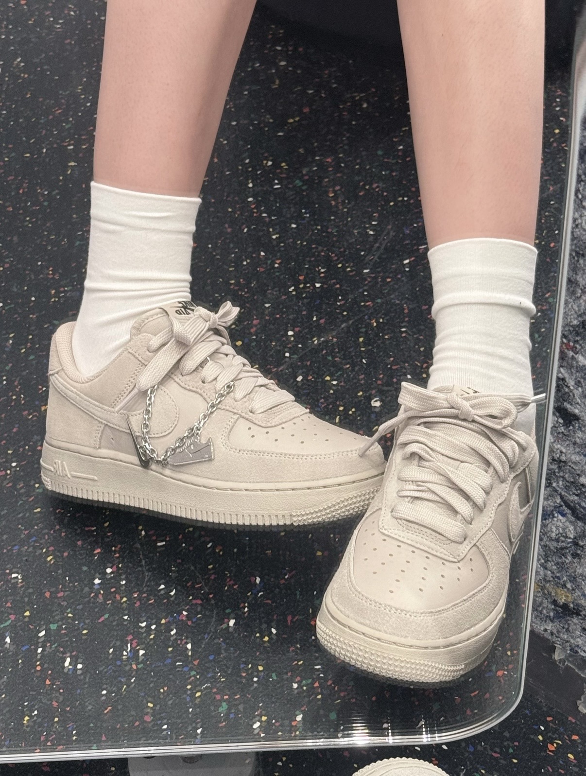 NIKE AIR FORCE 1 '07 AF1 沙色燕麥 奶灰 麂皮 金屬吊飾 女鞋 IV6042-236