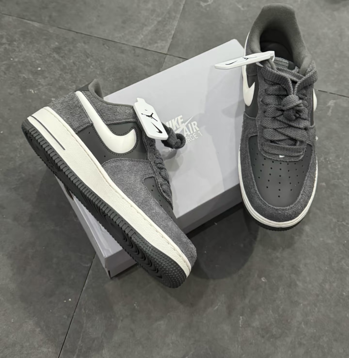Nike Air Force 1 Low 麂皮黑灰 附贈白鞋帶 IX7786-001