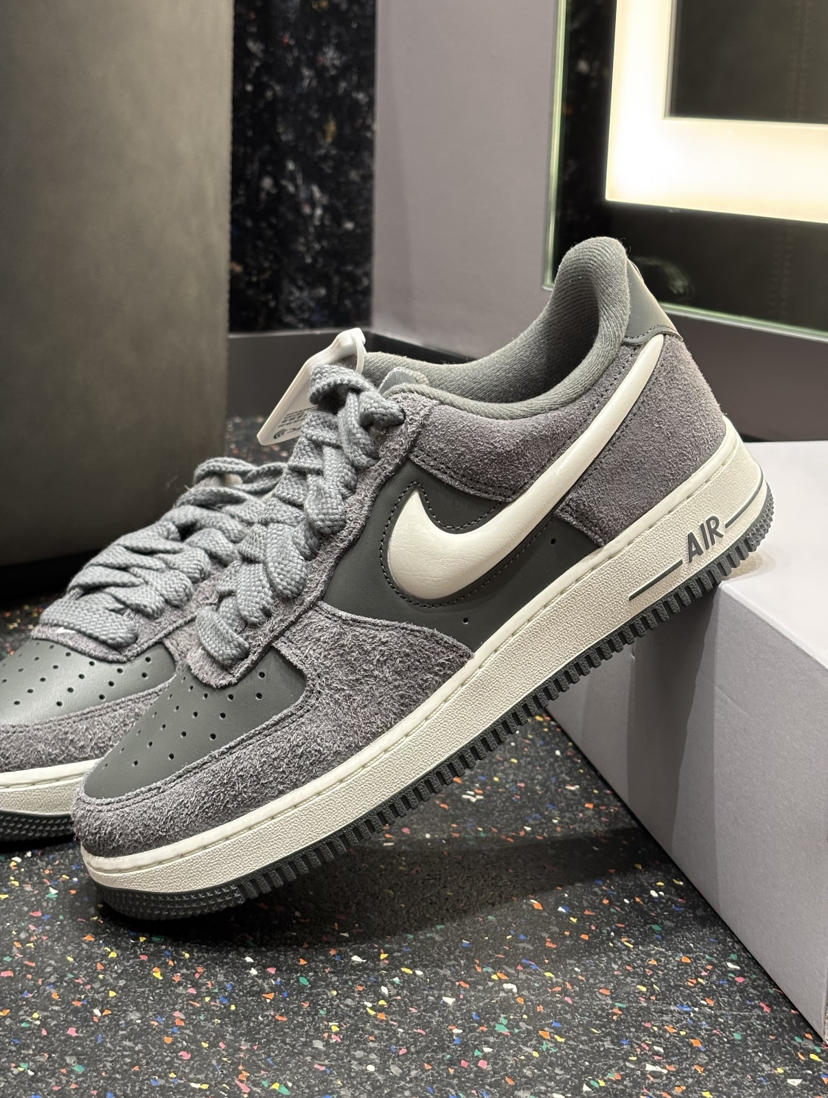 Nike Air Force 1 Low 麂皮黑灰 附贈白鞋帶 IX7786-001