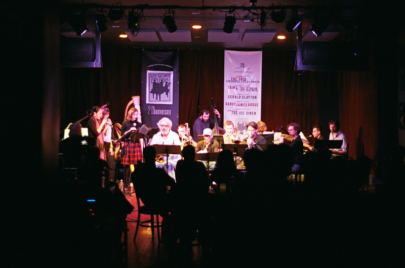 (L to R) Jacob Sacks (piano)、Jen Shyu (voice)、Lana Is (voice)、Judith Berkson (voice)、Katie Andrews (harp)、Tim Berne (alto saxophone)、Ben Gerstein (trombone)、Miles Okazaki (guitar)、Christopher Tordini (bass)、David Binney (alto saxophone)、Jacob Garchik (trombone)、Ohad Talmor (tenor saxophone)、Matt Mitchell (keyboard)、Anna Webber (flute)、Stephen Celluchi (percussion)、Dan Weiss (drums and compositions) Photo by Rema Hasumi