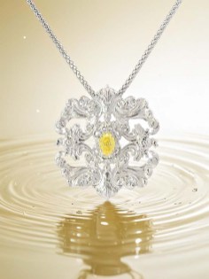 2025HYOGO_j-daiichi_3 「オスマンターキッシュ」シリーズのペンダント。Fancy Vivid Yellow VS-1 0.417ct。地金を花や蔓、葉などをモチーフにデザイン。繊細ながら大胆さと優雅さも併せ持つデザインに仕上げ、センターにセッティングしたインテンスグリーンイエローダイヤモンドが一段と映える。ブローチピンが付いているのでネックレスとブローチの2通りで使える。さらに男女を問わないジェンダーレスなデザインなので、どなたでも着けられる。センターにセッティングするカラーダイヤモンドを変えて注文することも可能。