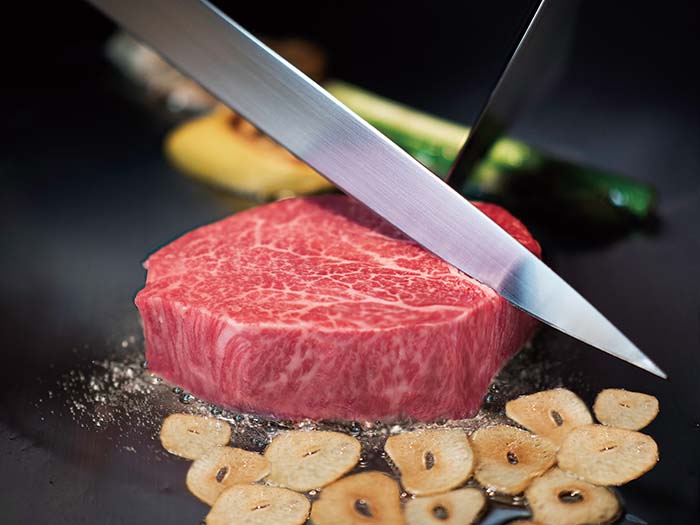 2025HYOGO_mouriya_6 肉汁を逃すことなく旨みを封じ込めるように、カットされた6面全てを焼くのがモーリヤ流。肉本来の美味しさを存分に味わえる