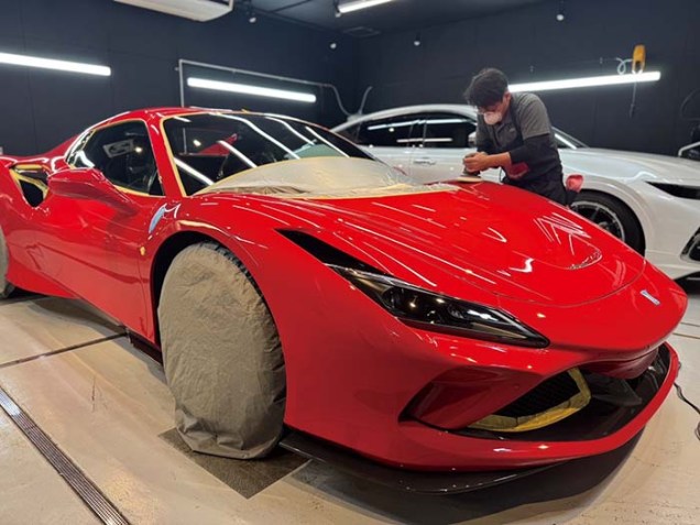 2025yamaguchi_carpolish-nagata3 ブラックブースでのボディ研磨風景から。車両はフェラーリ F8スパイダー。