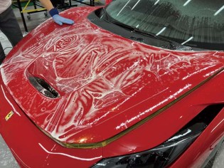2025yamaguchi_carpolish-nagata8 プロテクションフィルム施工中のフェラーリ F8スパイダー。