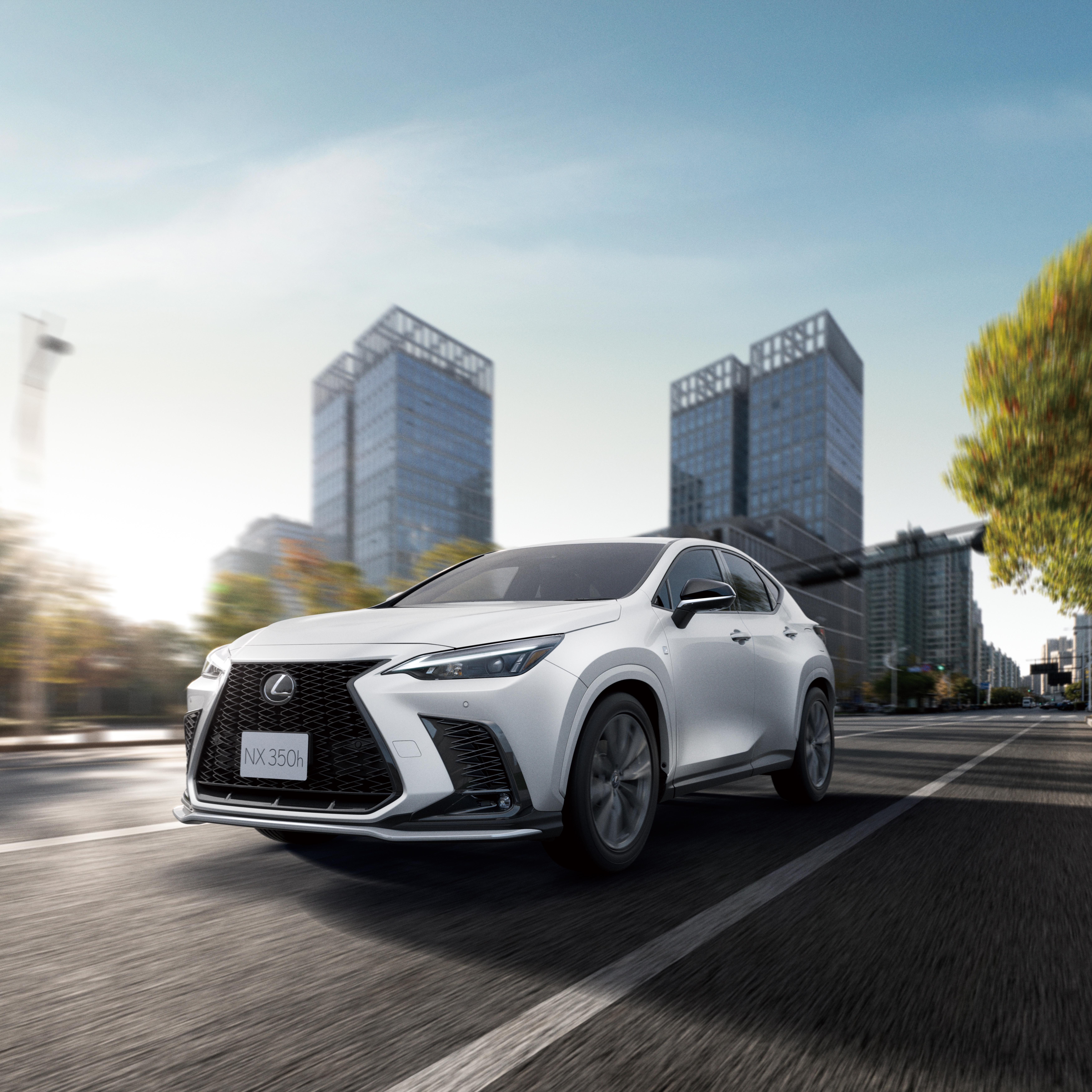 レクサスならではの走り「Lexus Driving Signature」のさらなる深化と、快適さと安全な運転をサポートする装備の充実など、独自の魅力を磨き上げてきた「NX」。GA-Kプラットフォームが軽量で高剛性なボディと低重心化したパッケージを生み、車両の基本性能を向上させ、レクサス独自の乗り味であるドライバーの意図に忠実でリニアな応答を継承する。また、PHEVを含む6つのパワートレーンを導入し、駆動力のコントロールとあらゆる走行シーンでの減速、操舵、加速がシームレスに繋がる気持ち良さ、接地感、力感、安心感のある走りを実現している。2024年2月に発売された「NX “OVERTRAIL”」は、カーボンニュートラルや「人と自然とモビリティの共生」の実現を目指し、お客様の幅広いアウトドアライフスタイルに寄り添う「OVERTRAIL PROJECT」の一環として開発されたモデル。オフロード走行時の安定性・快適性を両立し、アウトドアライフスタイルをイメージしたエクステリアと上質なインテリア空間で心豊かな時間を演出する 全パッケージ：車両本体価格 5,500,000円～7,725,000円