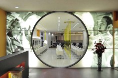 2026aichi_asch4 明るくモダンな「名駅店」のエントランス。名古屋駅から徒歩3分の好立地に加え20時までの営業なので仕事帰りにもオススメ