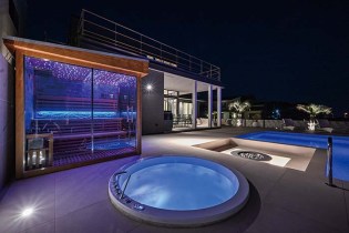 2026aichi_coral-suite10 SENSE Products Company製のサウナ「megurino」及びジャグジー「Blanc」を導入。同宿に滞在する魅力の一つ。昼間は海風を感じながら、夜は星空に包まれて寛げる