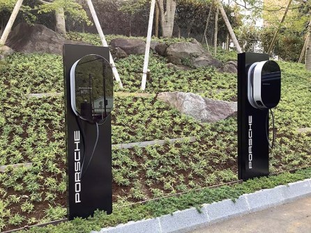 2026aichi_porsche14 理想とするクルマがなければ自分でつくる。充電ソリューションにおいてもポルシェが理想とする次世代モビリティ実現のために独自の充電インフラネットワークを構築する。「ポルシェターボチャージャー」は、国内最大出力となる150kW を誇り、わずか10分ほどの充電で約100km分の走行を可能にする。全国のポルシェ正規販売店はもちろん、東京、大阪、名古屋のランドマーク施設などにも設置され、随時拡大している。また、全国のホテルや温泉、高級レストラン、ゴルフ場などのレジャー施設には、8kWのポルシェ純正充電装置「デスティネーションチャージングステーション」の設置を図っている。