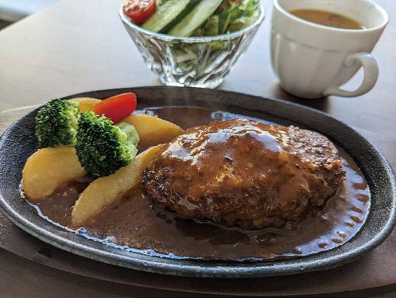 2026hyogo_akalea6 何とも美味しそうな佇まいに心が躍る料理の一例。A5ランクの黒毛和牛100%のハンバーグを熱々の鉄板でご提供。黒毛和牛100%なので、合挽きより“肉肉しく”、ジューシーで旨味がたっぷり。手間暇かけた自家製のデミグラスソースも絶品だ。