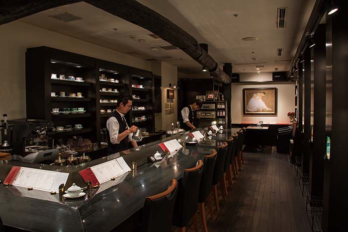 2026hyogo_ashiyacoffee3 ダークブラウンを基調とし、優美なクラシックが流れる落ち着きあるフロア。挽きたての珈琲の香りが優しく鼻をくすぐる