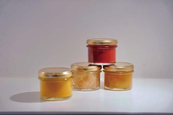 2026hyogo_blanche-confiture3 旬のフルーツをたっぷりと使って煮込んでいくコンフィチュール。自然のままの美しい色も愉しめる。
