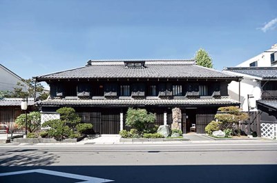 2026nagano_hikari-ya8 建物は国の登録有形文化財「ヒカリヤ ヒガシ」。〈ヒカリヤ ニシ〉はこの建物のとなり