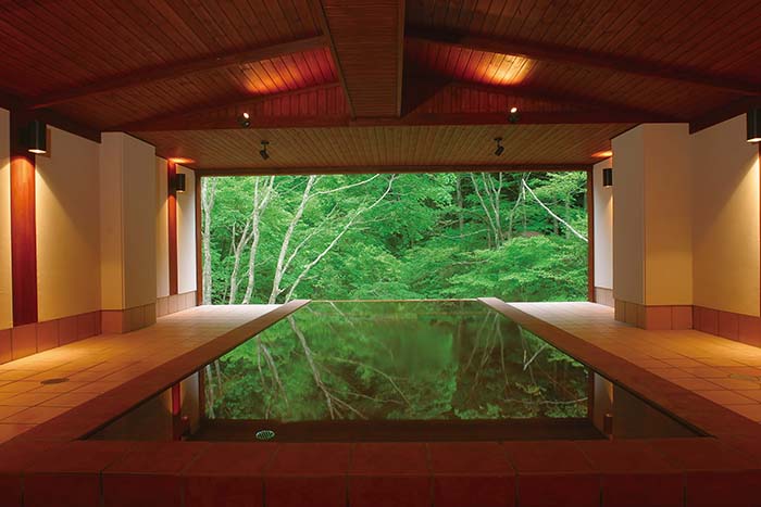 2026nagano_myojinkan3 胸元まで浸かることのできる絶景の半露天風呂「雪月花」は〈明神館〉の代名詞