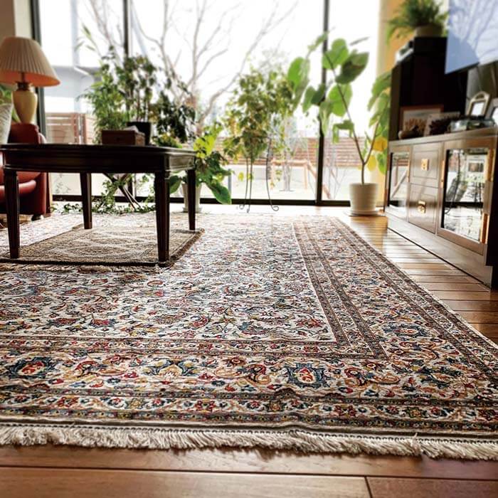 本物を求め、本場イランで直接買い付けたペルシャ絨毯。新品からヴィンテージ品まで取り扱っており、玄関マットサイズから大判サイズまで多数取り揃えている。すべて手織りの一点ものだから、自分だけの特別な一枚に出会える。