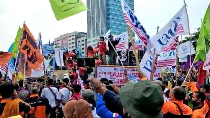 Massa Aliansi Protes Rakyat Kepung Gedung DPR RI