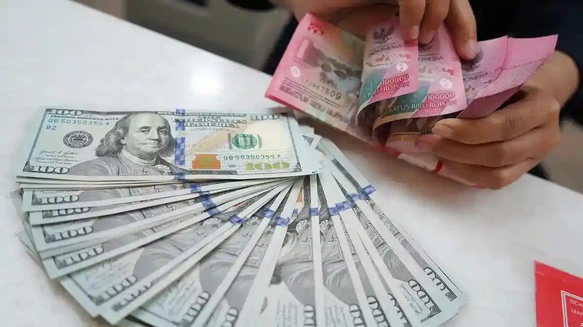 Rupiah Melemah, IHSG Justru Menguat