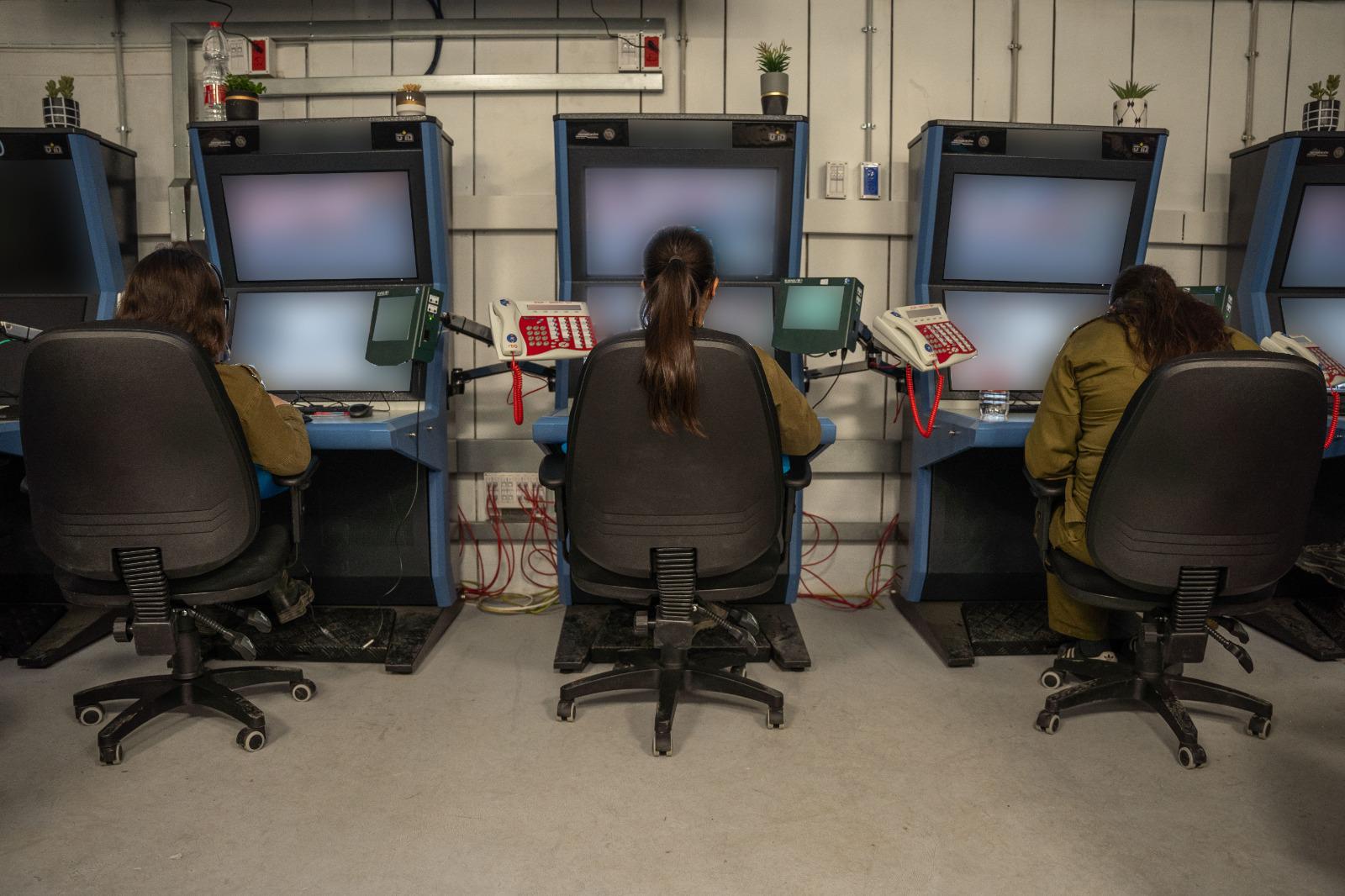 Female IDF observers at the newly built situation room at the army's Re'im base near Gaza