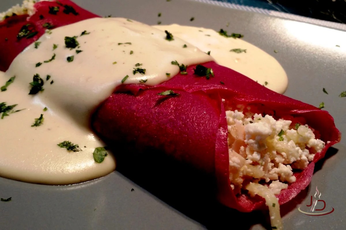 Panqueca de Beterraba com Muçarela, Peito de Peru e Ricota