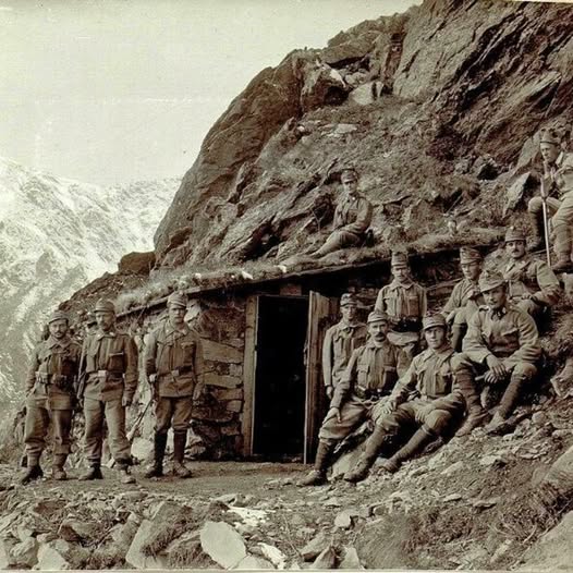 Des soldats austro-hongrois sont photographiés en 1915 près d'un abri fortifié sur la montagne Punta San Matteo (3 678 m d'altitude) dans le massif de l'Ortles en Italie.