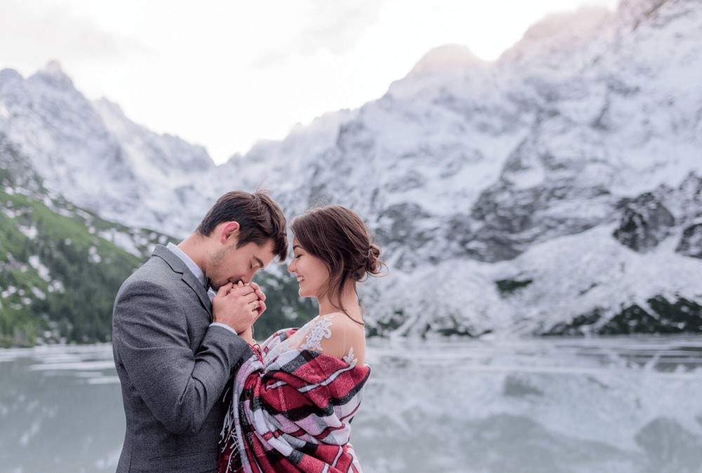 Couple lors d'un rendez-vous romantique face aux montagnes près de Grenoble, rencontre organisée via l'application Jecontact